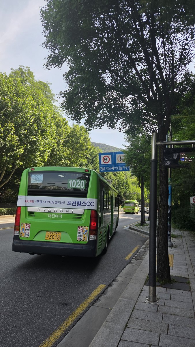 산행 시작점의 도로와 버스