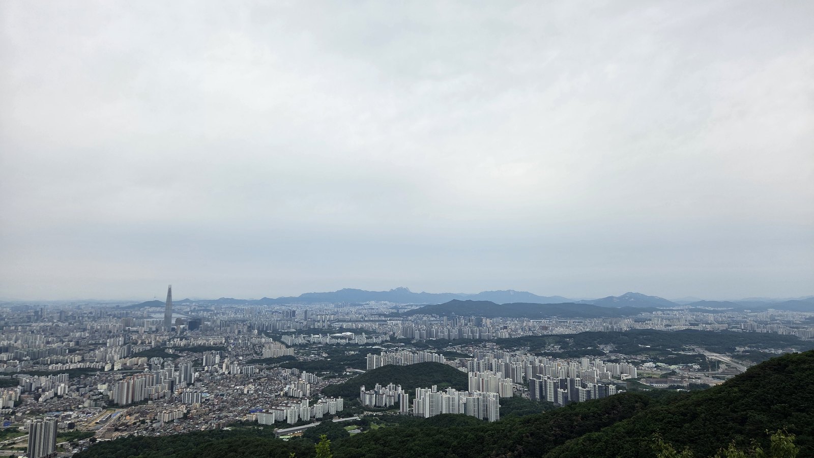 남한산성 성곽 위에서 바라본 서울 방향 조망