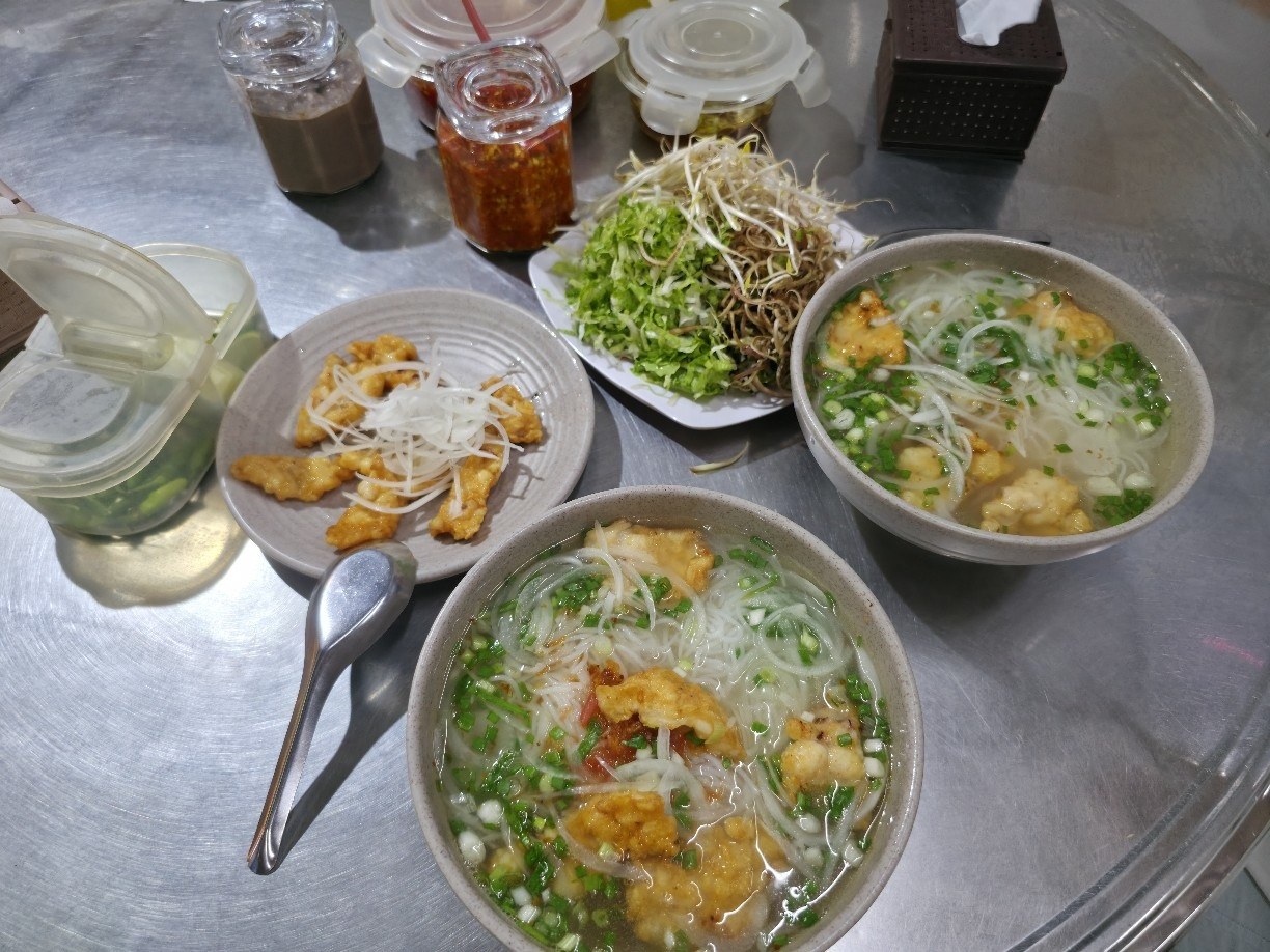 나트랑 아침 식사 쌀국수와 로컬 반찬