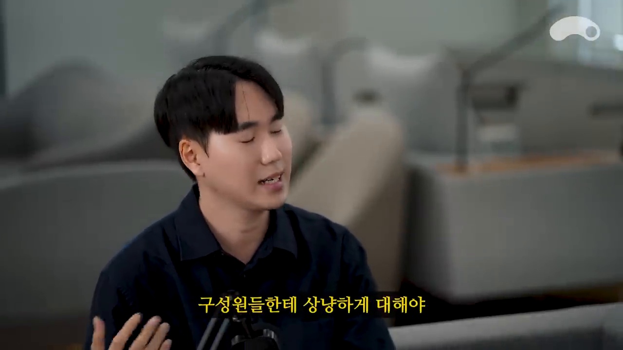 구성원을 상냥하게 대하는 리더십에 대해 말하는 오탁민 작가