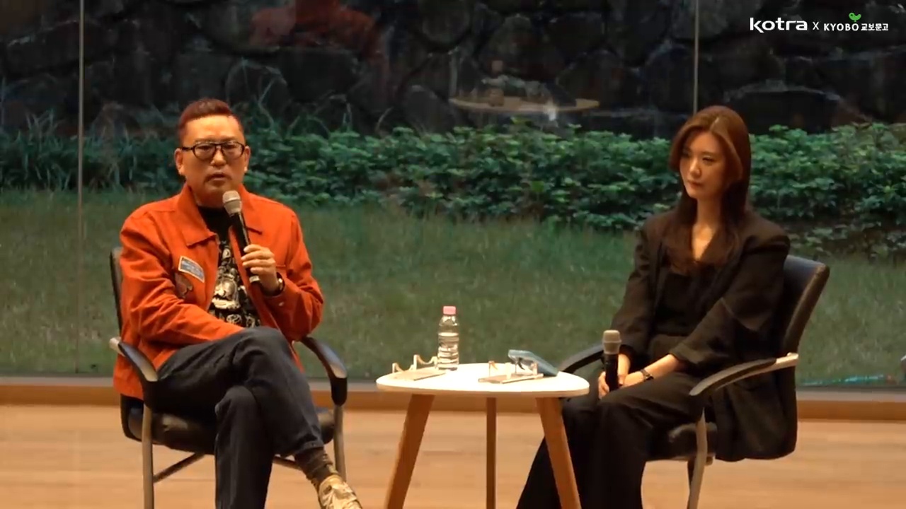 인간의 고유성과 개인의 이야기를 논의하는 두 출연자